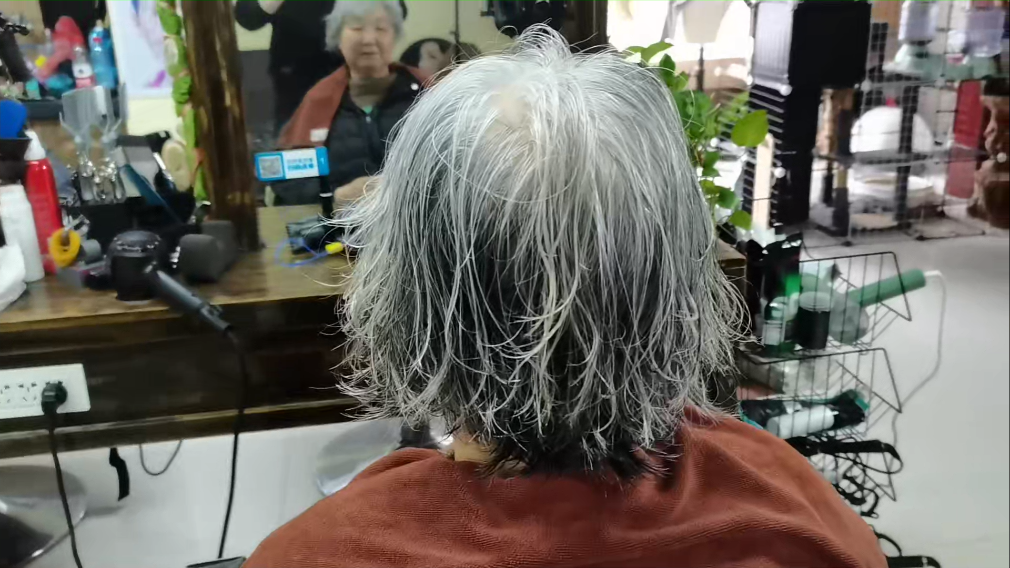 发型 过了70岁白发太多就别染了，剪好发型烫个卷发，清爽干练又显年轻