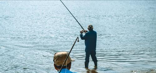 饵料|男子野钓轻松收获6条胖头鱼，制止朋友拍照发朋友圈，网友：自私