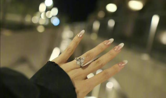 程晓玥|程晓玥官宣怀孕,和富豪未婚夫奉子成婚,前任郑恺已经有一儿一女