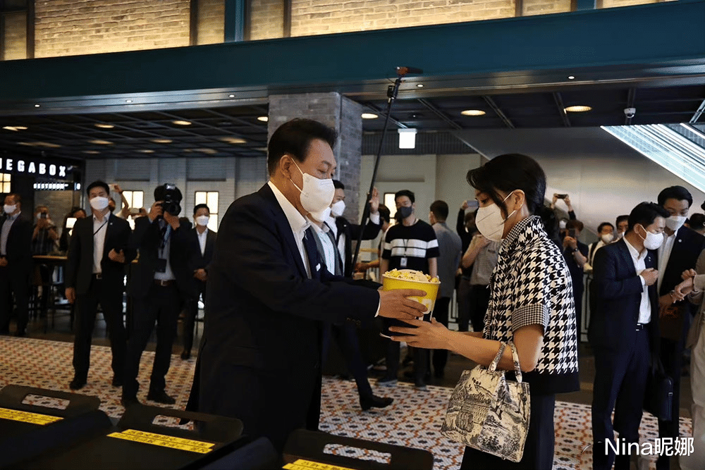 韩国第一夫人首次晚宴用力过猛，穿白裙戴手套似迎宾，整容脸太掉价