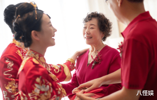 张檬|张檬金恩圣婚礼现场照曝光,俩人甜蜜亲吻,韩国婆婆开视频送祝福