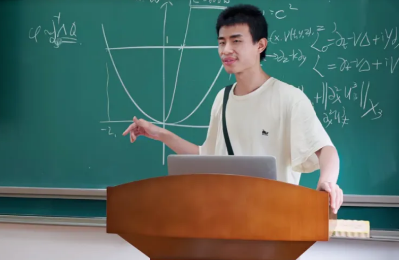 大学生|韦东奕的《个人简历》火了,仅有4行字,看似简单却“不平凡”