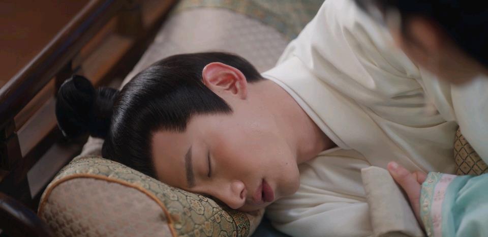 尹嵩|卿卿日常：尹嵩自己都没想到，他最终会栽在微不足道的小人物身上