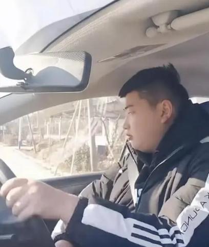 孙淡妃|大衣哥新儿媳晒大钻戒,却带到小拇指惹争议,网友:奔着离婚来的