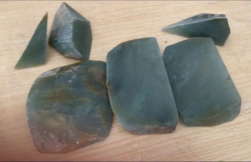 80年代|全是裂的翡翠料子,成品的逆袭让人不敢置信!