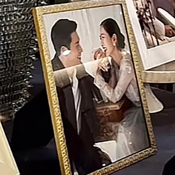 孙艺珍|玄彬孙艺珍再曝新婚纱照，两人亲密依偎牵手放闪，超大婚戒首曝光