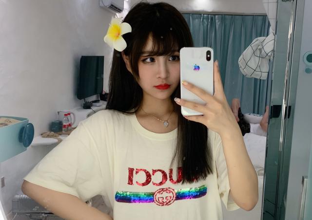 网红猫妹妹宣布回归，为感恩师傅辛巴，献唱《父亲》，网友：荒诞