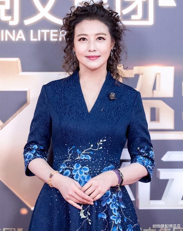 烫发 ?奔五的女人快远离“泰迪卷”!这3款烫发更适合你,显脸小还洋气