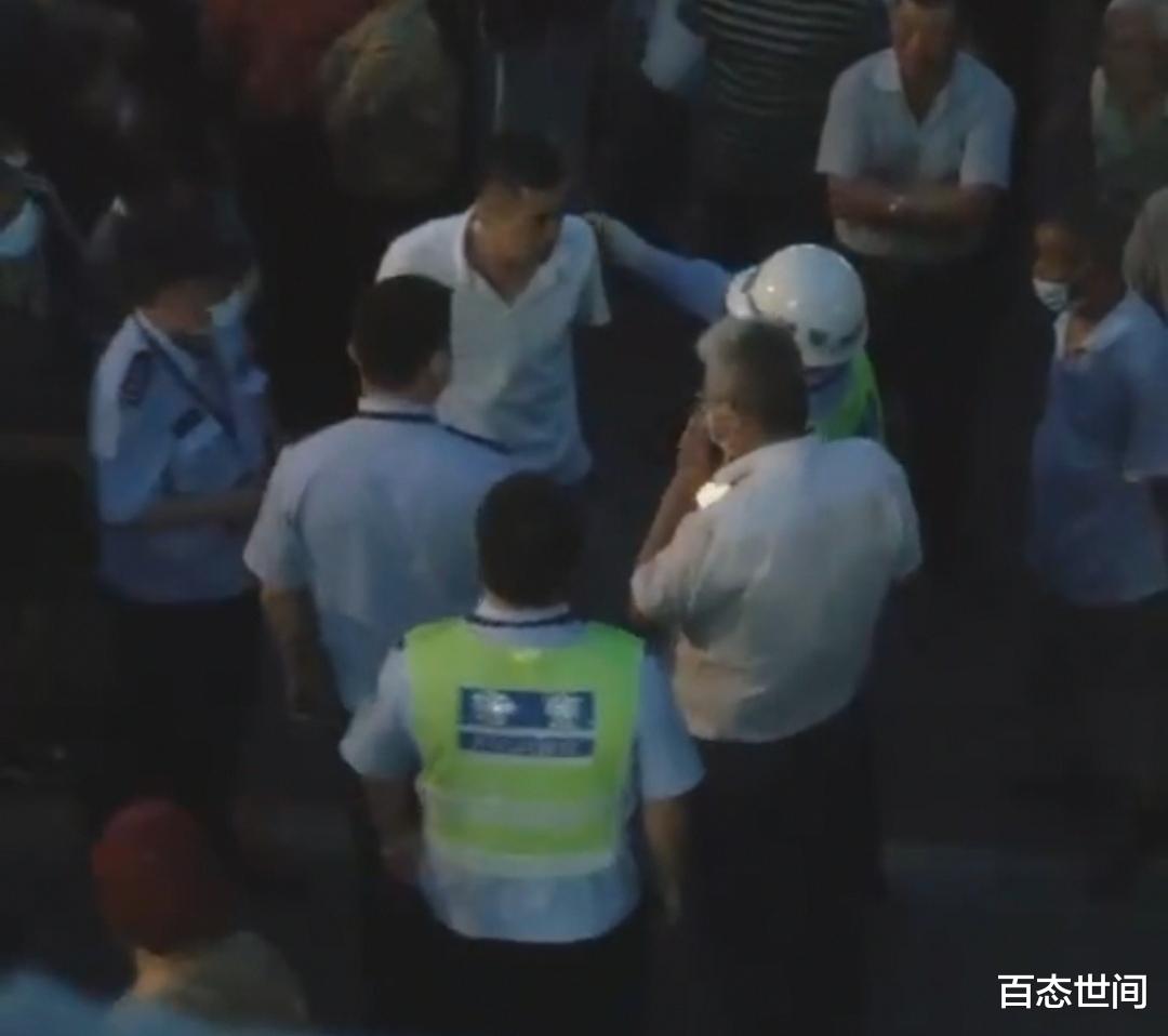 上海大爷和准女婿行苟且之事后阻止双方谈恋爱,当街争吵语出惊人