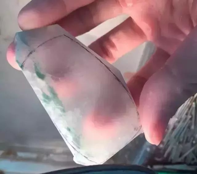 雕刻|翡翠论“种、水、色料与特色料子如何创作与雕刻”，展现出最高的价值！