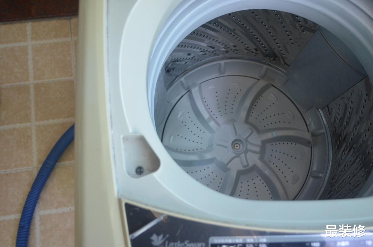 洗衣机排水管要不要插地漏?很多人做错,难怪家里臭烘烘