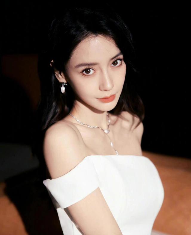 Angelababy|baby抽烟被偷拍,吞云吐雾手法娴熟,粉丝:比起抽烟,更讨厌偷拍