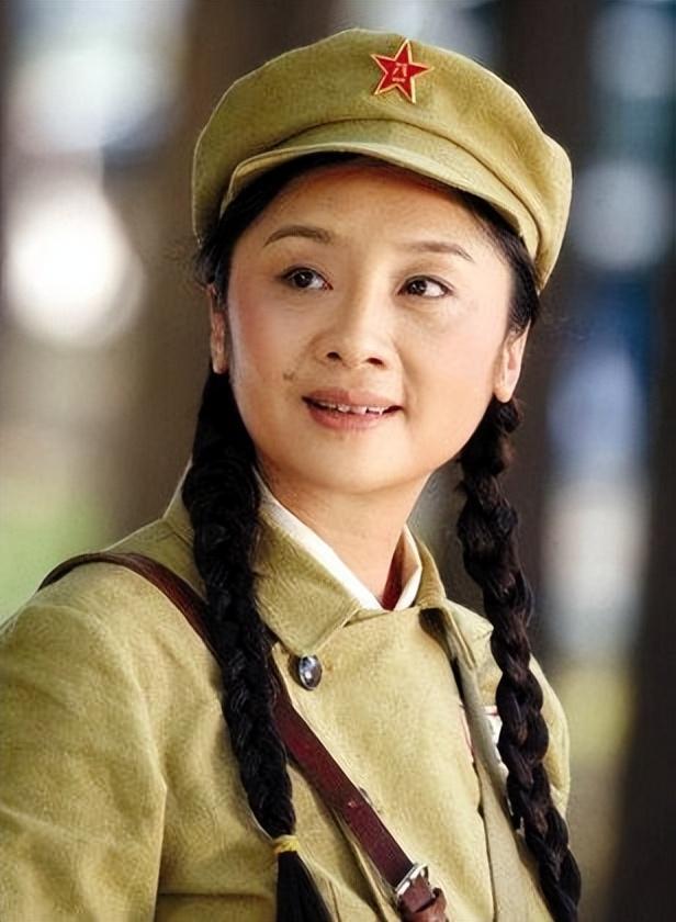 王新军|王新军让前妻过丧偶式婚姻，二婚却把秦海璐宠上天，唐静究竟差哪