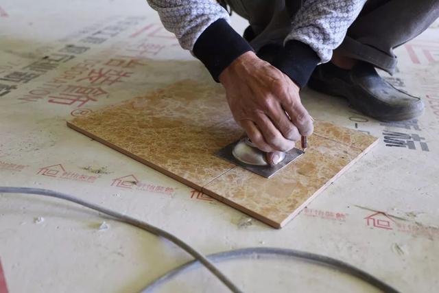 家装瓦工偷懒太可恨,施工时做这5件事,我一分钱都不想给他