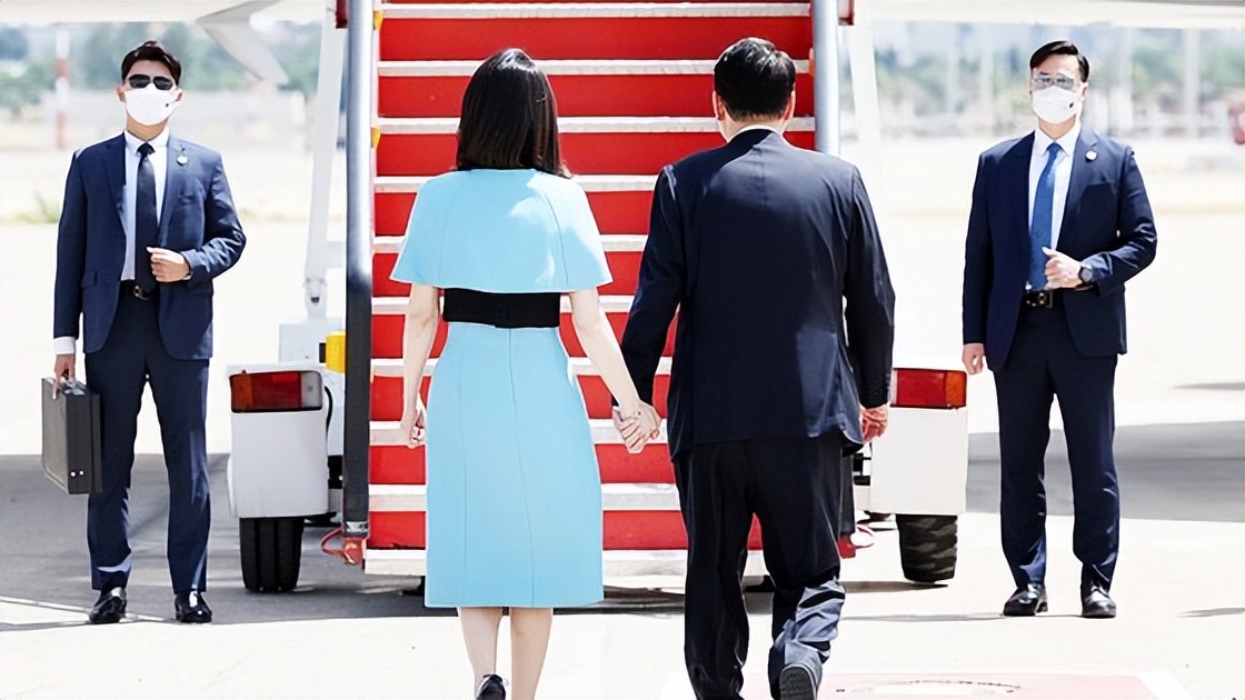 西班牙 韩国第一夫人结束西班牙之旅！穿斗篷蓝裙压轴，终于不再是小透明