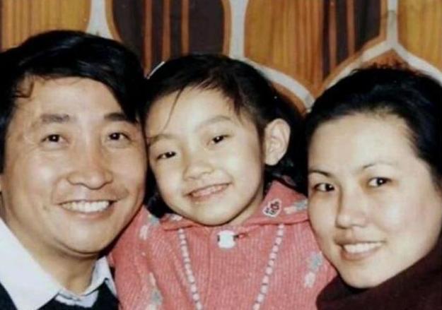 姜昆|1998年,姜昆瞒着妻子领回家的6岁孤儿,如今怎样了?