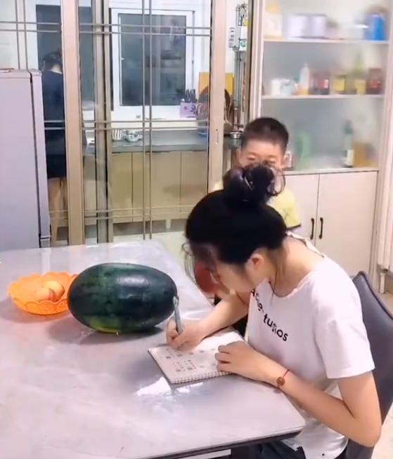山东一男孩戴拳击手套挑衅姐姐,姐姐一拳砸裂西瓜,男孩反应亮了