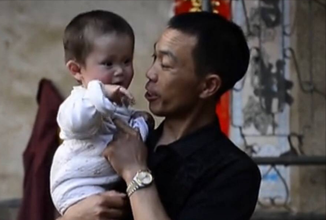 2014年,妻子前往医院生产,不幸被车撞倒,婴儿竟生还