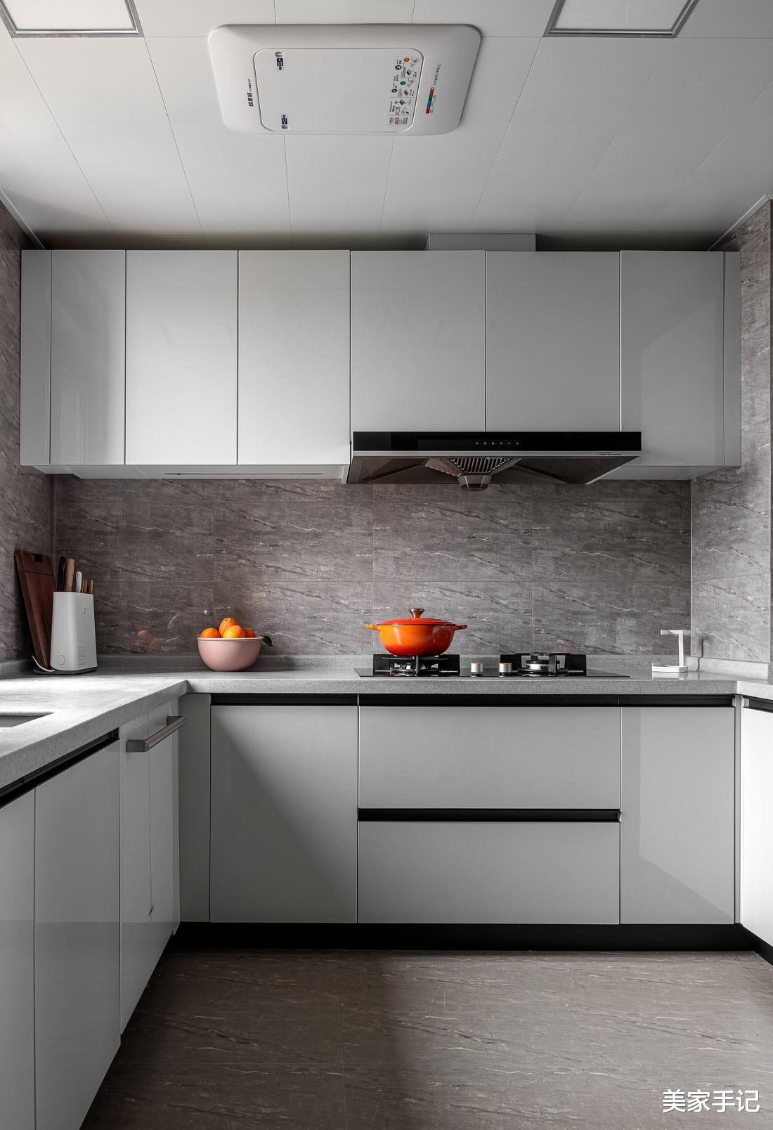 这对夫妻太有远见，坚持客厅摒弃阳台，电视墙打满柜子，场面实用大气