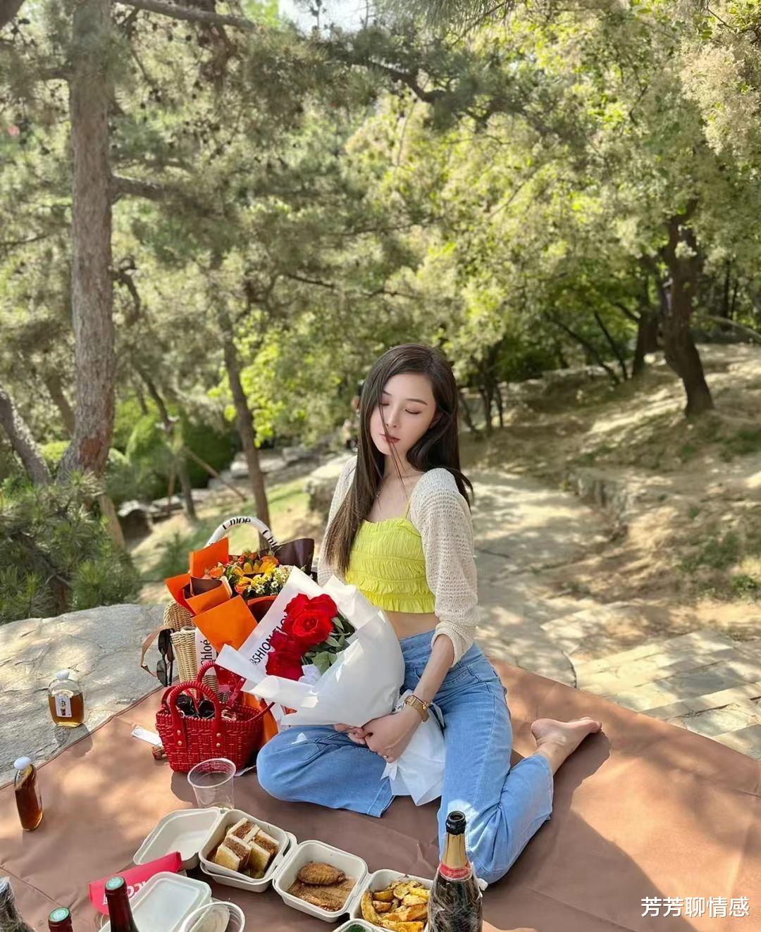 张颖颖|汪小菲终于秀恩爱!晒同款野餐照,张颖颖衣着清凉身材太出挑..