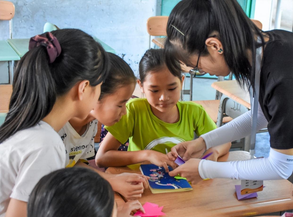 中小学生迎来消息，2024春季开学后或实行5+2新模式，老师有点愁