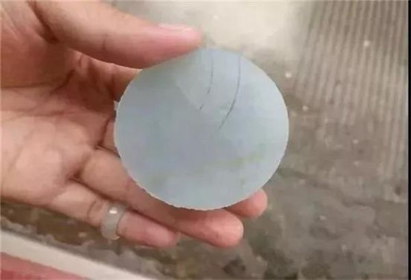 翡翠|打灯不见色的翡翠原石，货主12000拿下，意外掏出6件精品！