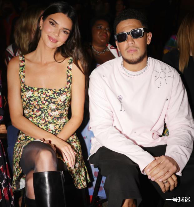 肯达尔·詹娜|詹娜新造型，穿豹纹紧身裤+肚兜，卡戴珊黯然失色，已经忘掉布克