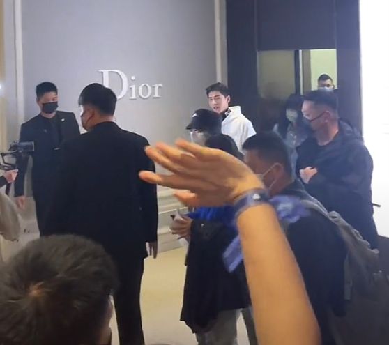 赵丽颖|上海:杨洋参加品牌活动,31岁仍少年感满满,“羡慕身旁女助理”