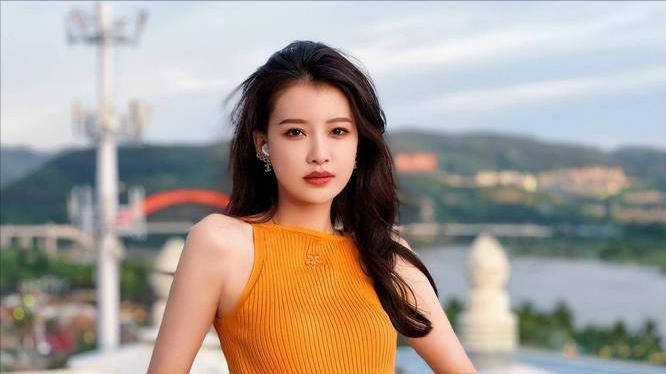 |孙怡母女现身海南,二人沙滩留脚丫显温馨,大福继承母亲大长腿