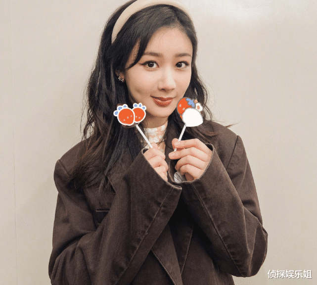 杨紫|杨紫晒30岁庆生照，披秀发灿笑明媚动人，三十而立尽显成熟美