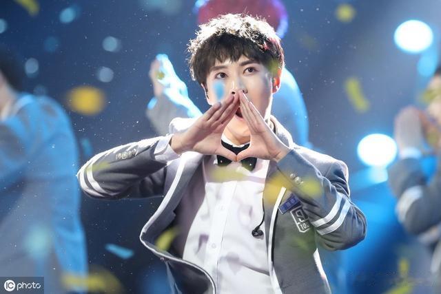 春晚|范丞丞像她姐范冰冰一样亮眼、气质出众,且歌唱得好有自己的特色