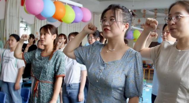 小题大做还是另有隐情?老师给学生换裤子发现一物,隔日申请辞职