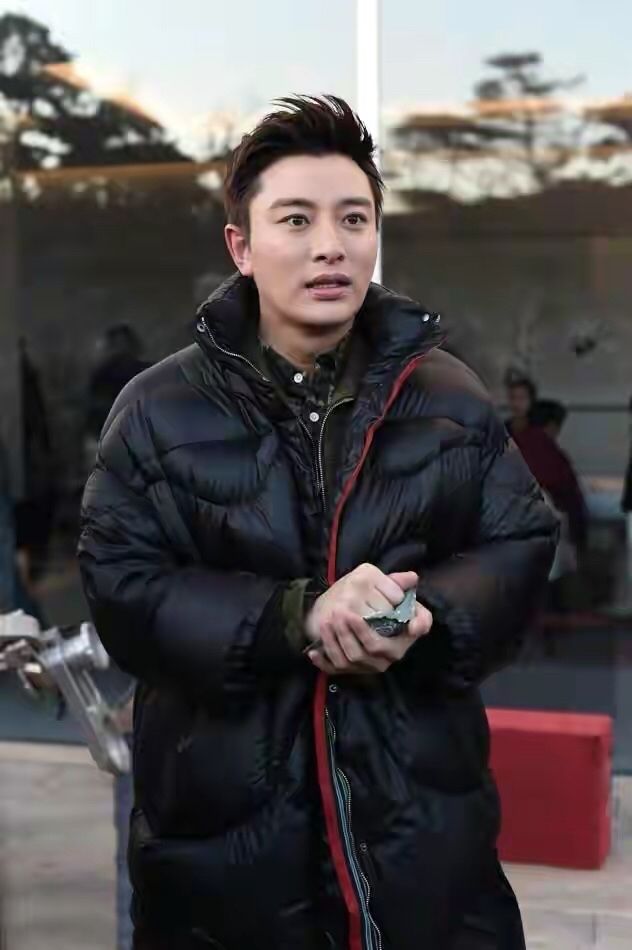 贾乃亮|贾乃亮为捞金真拼,穿羽绒服裹围巾在冰上直播,瑟瑟发抖看着都冷