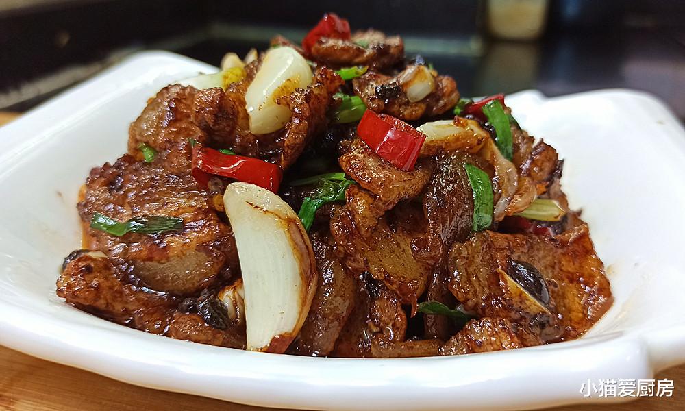 大蒜炒五花肉，很多人可能没吃过，那种浓浓的蒜香味道，特别味美