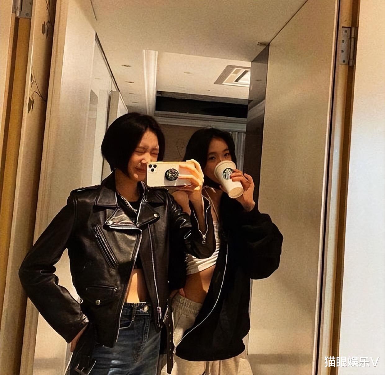 小S|小S俩女儿晒对镜自拍，穿皮衣露细腰，姐姐许曦文表情搞怪显可爱