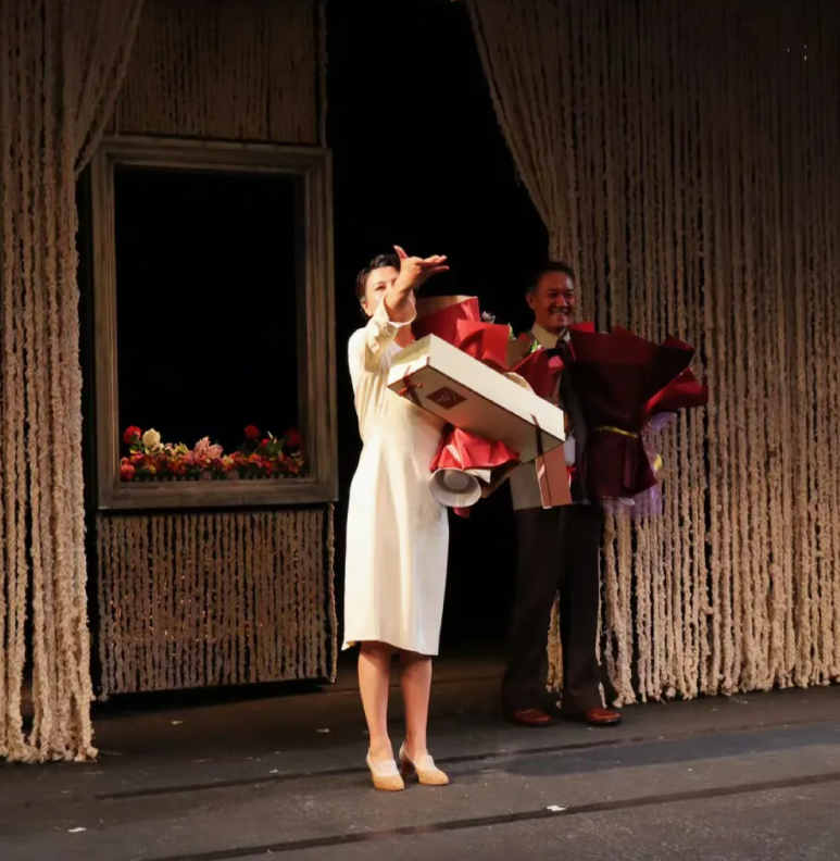 李幼斌|李幼斌携妻子出镜，他头发花白老态尽显，妻子仍然貌美十分年轻