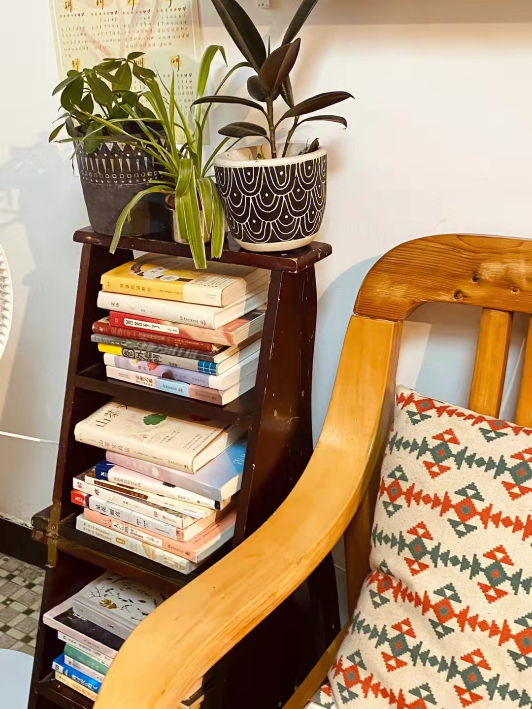 住进广州老城区，她用淘来、捡来的家具装点房子，老旧但好看