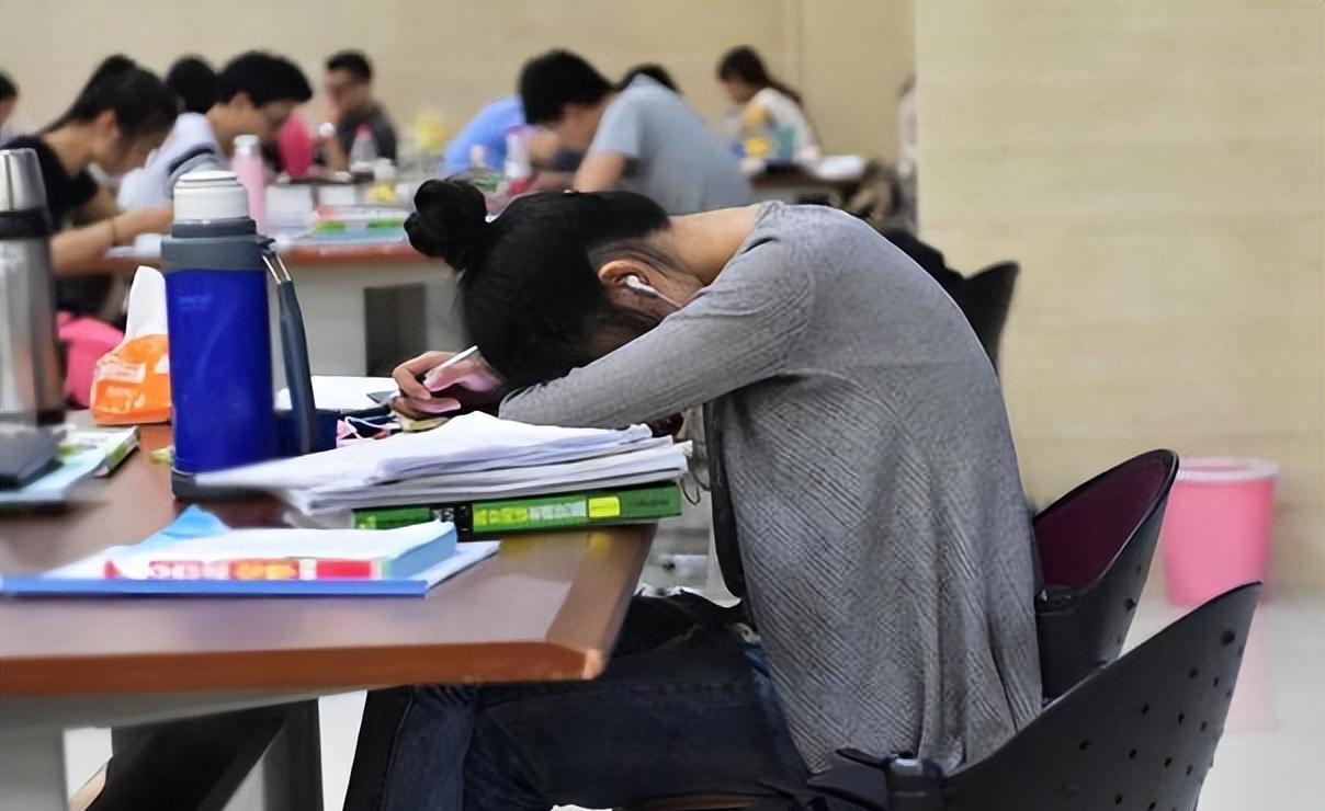 大学里常见的4种私下交易,看似方便大学生活,实则荒废了青春