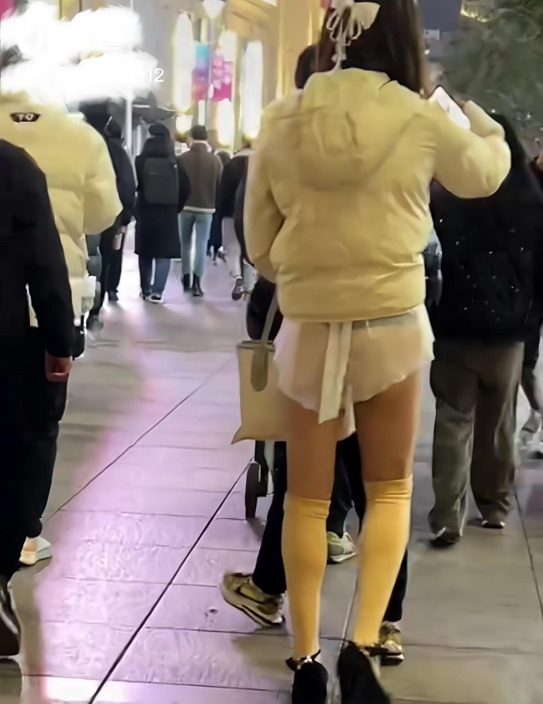 上海：女子上身穿棉袄，下身穿薄纱短裙光腿逛街，如此穿搭不冷吗