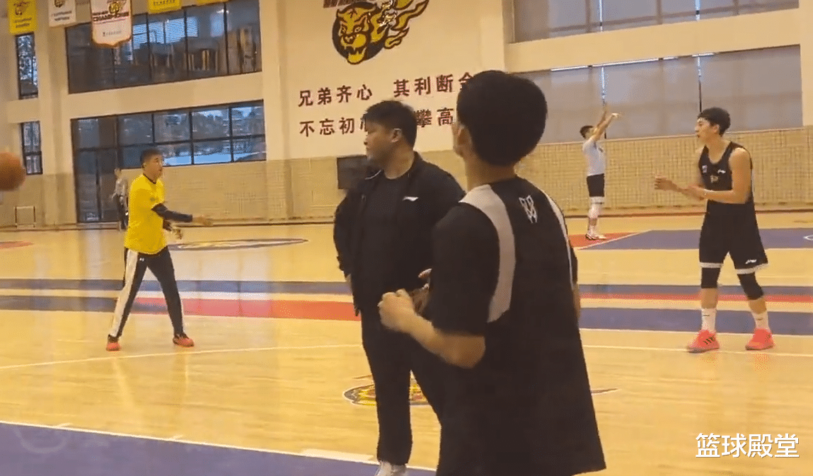 广东男篮|探班广东训练！赵锦洋防威姆斯，阿联小胡狂练三分，汤杰已获实锤