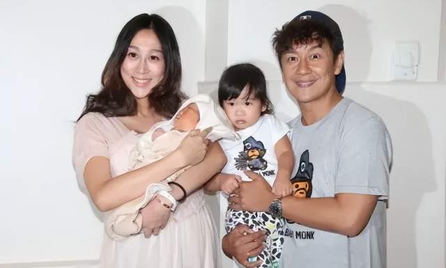 带货|卖卫生巾装尴尬,扮经典角色,全家上阵,过气港星内地带货花招多