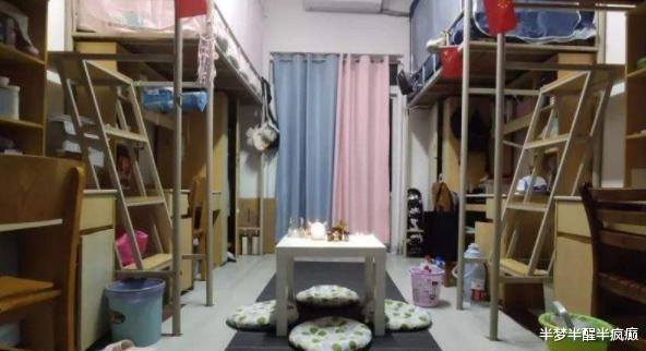 宿舍|大学生的宿舍风格接地府，与神仙宿舍形成鲜明对比，网友直呼刺激