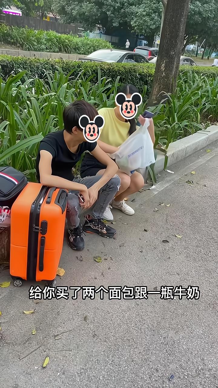 一女子搭讪坐在路边的男子:没地方去吗?要不要来我家当上门女婿