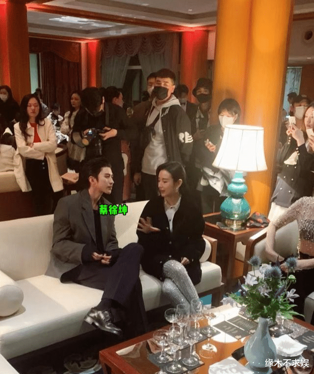 蔡徐坤|184cm的蔡徐坤现实中长啥样？看到生图，网友：生图令人意外