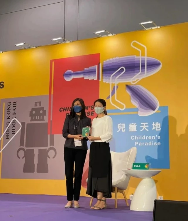 郭晶晶|霍启刚夫妇盛装出席颁奖礼！郭晶晶小蓝裙配西装，明星脸大抢风头