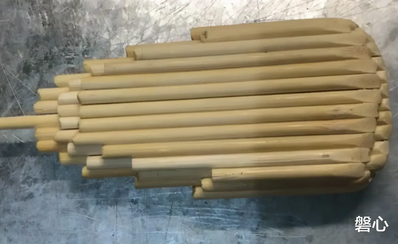 大刀鲛肌|小哥用50双筷子制作鲛肌,还不忘给鲛肌刷牙,鬼鲛只直呼内行