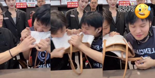 破亿直播主卖包实测咬不烂!狂啃拉扯「牙齿喷飞」网友猜背后真相