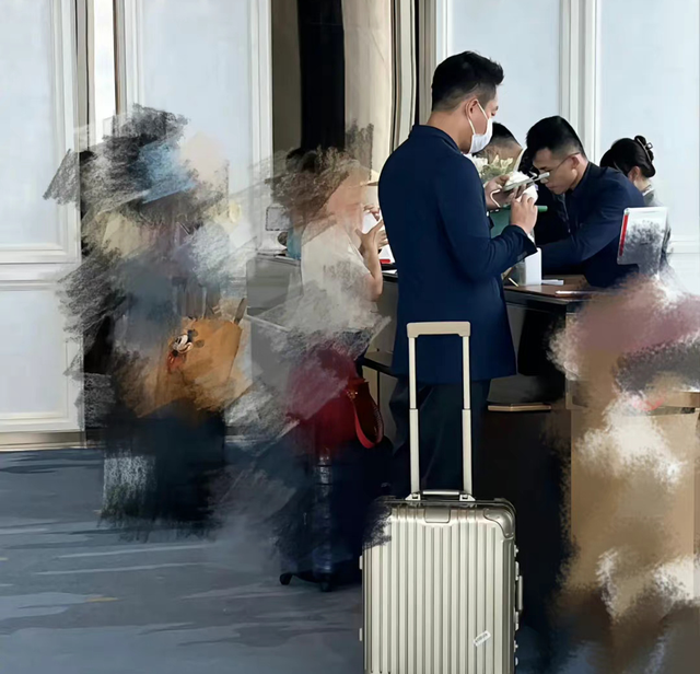 汪小菲|汪小菲张颖颖再被拍!女方撒娇求拥抱,张兰拒其参加家宴仍不认可