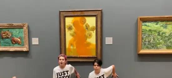 【英国】2女孩朝梵高名画《向日葵》泼番茄汁,画价值8400万美元