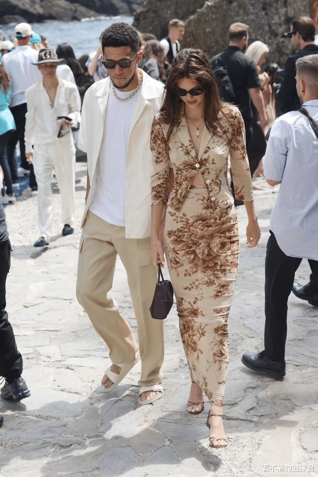 阿娇|卡戴珊布克最新美照曝光！两人参加婚礼，詹娜性感烈焰红唇太惊艳